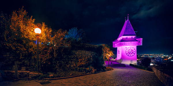 Grazer Uhrturm während des PINK RIBBON Brustkrebs-Monats