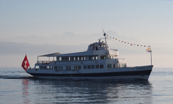 Schweizer Bodenseeschiff vor Wasserburg