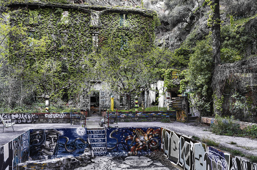 Vergessenes Thermenhotel in einer Pyrenäenschlucht