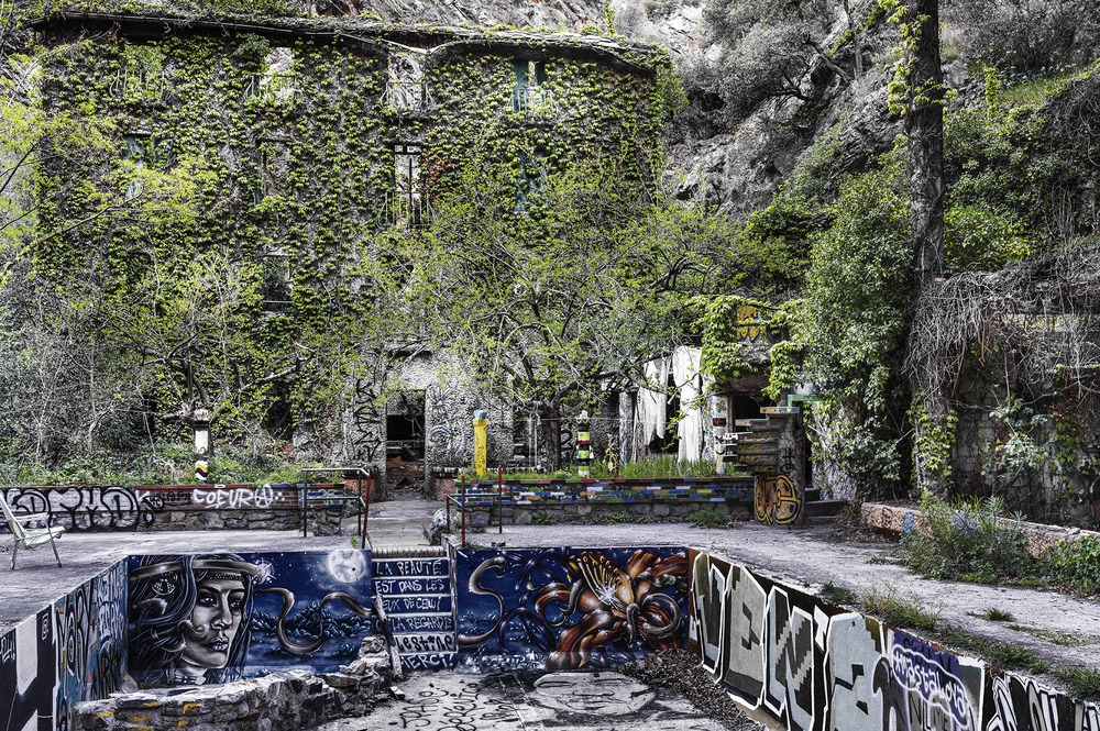 Vergessenes Thermenhotel in einer Pyrenäenschlucht