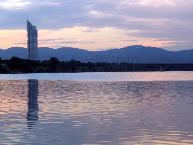 Millenniumtower in Rot und Blau