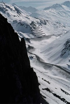 EINE KLEINE WINTERKLETTEREI AM ARLBERG VOR CA. 45 JAHREN HOCH ÜBER DER ARLBERGSTRASSE