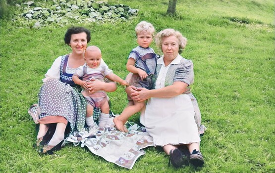 Mutter, Großmutter, mein Bruder und ich 1956 oder was KI alles kann