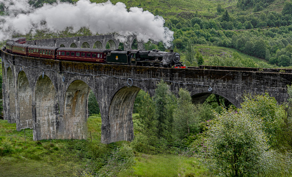 Ich schwöre, hab' den Harry Potter im 2. Waggon am Fenster gesehen....