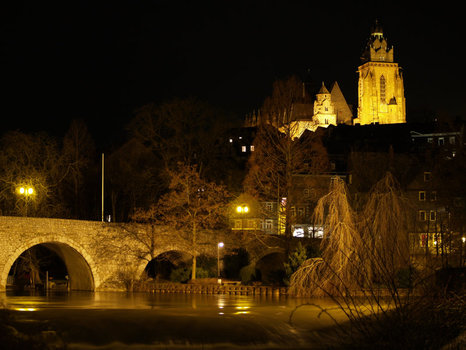 Wetzlars Lahnbrücke und Altstadt bei Nacht