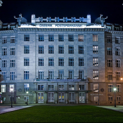 Postsparkasse bei Nacht