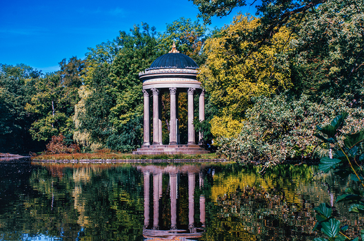 Tempel am See