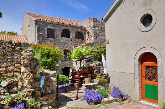 ...in Lubenice (Suvenirnica HELM) / Cres