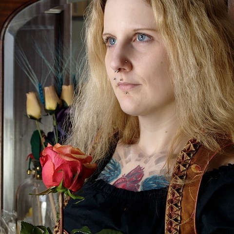 Dame mit Rose
