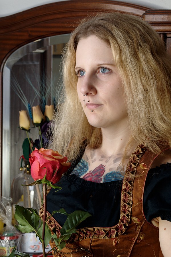 Dame mit Rose