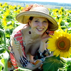 Betti im Sonnenblumenfeld