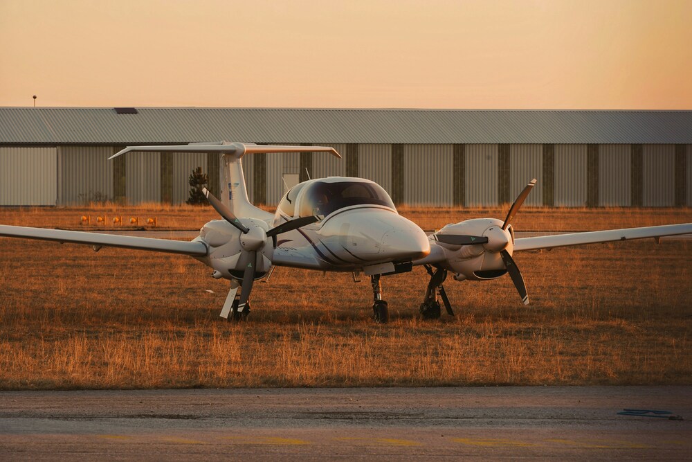 kleines Propellerflugzeug in Parkposition