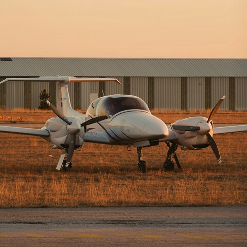 kleines Propellerflugzeug in Parkposition