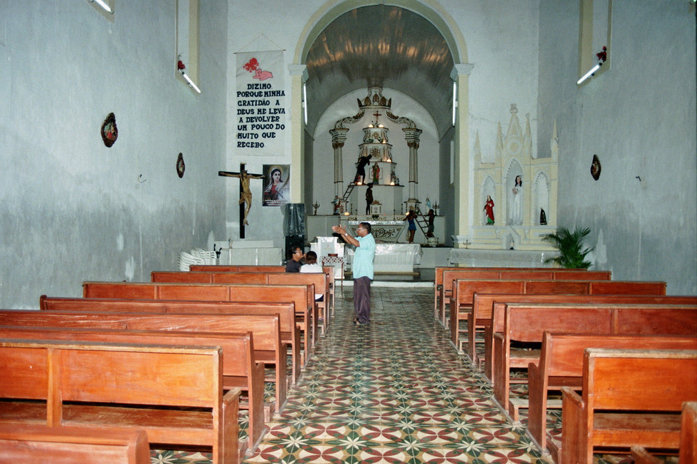 EINE KLEINE UND EINFACHE DORFKIRCHE MIT DEM PFARRER IRGENDWO IN BRASILIEN