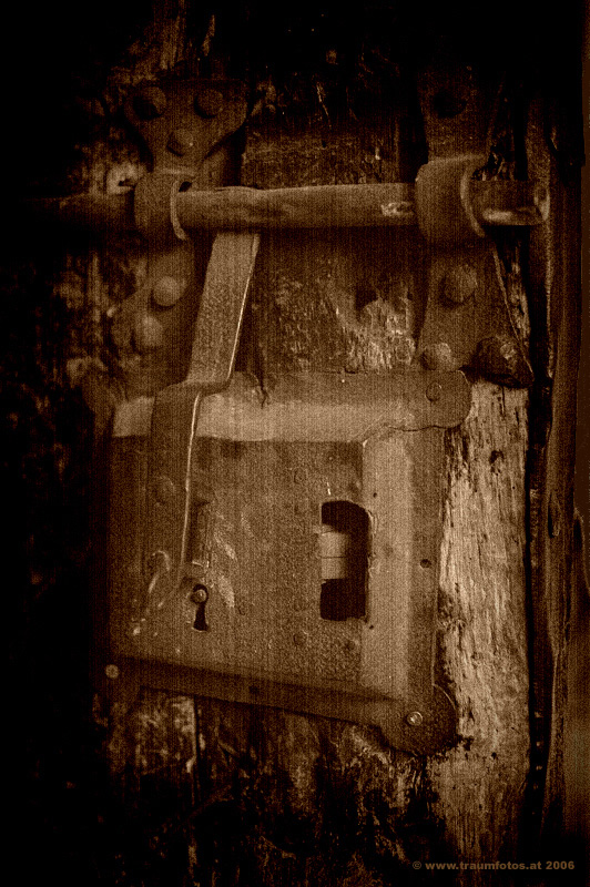 .....Schloss und Riegel...
