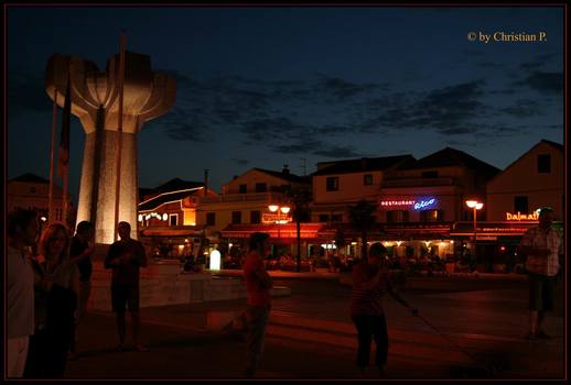 Vodice bei Nacht