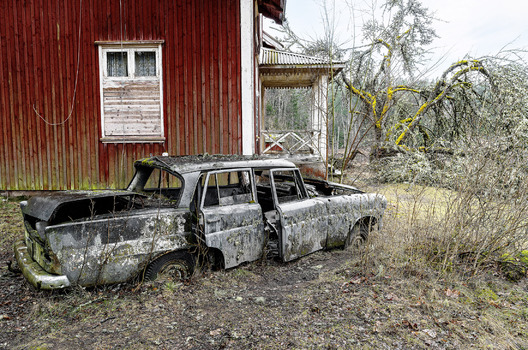 Bemooster Mercedes vor herrenlosem Haus