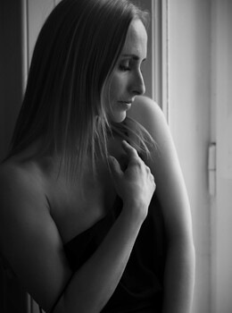 Nika am Fenster 01