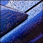 blaues Auto im Regen