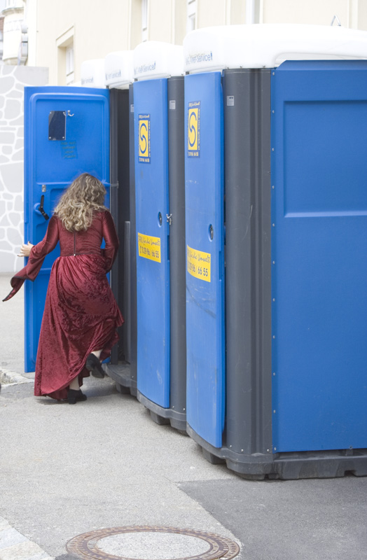 Burgfräulein und moderne Sanitäreinrichtungen am Mittelalterfest in Eggenburg