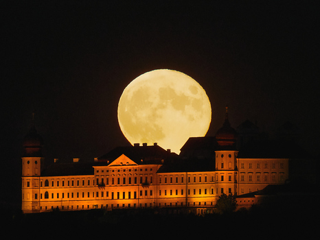 Vollmond über Stift Göttweig