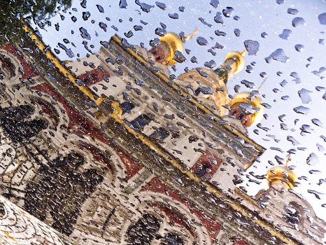 Russische Kirche spiegelt sich nach dem Regen in einer Motorhaube