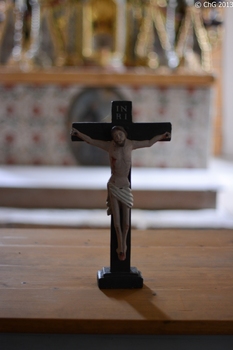 Kreuz auf Altar