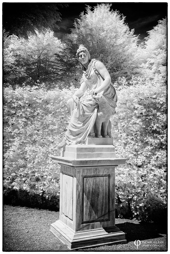 statue