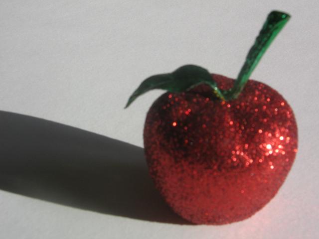 schneewittchen's apfel - oder doch bloss weihnachtschmuck?