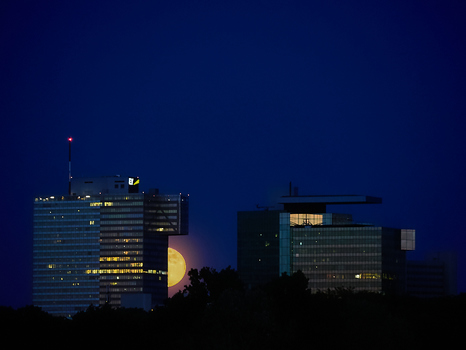 Der Mond scheint durch das Gebäude zu scheinen