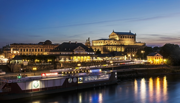über die Elbe gesehen