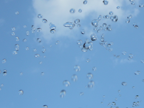 fliegende Wassertropfen