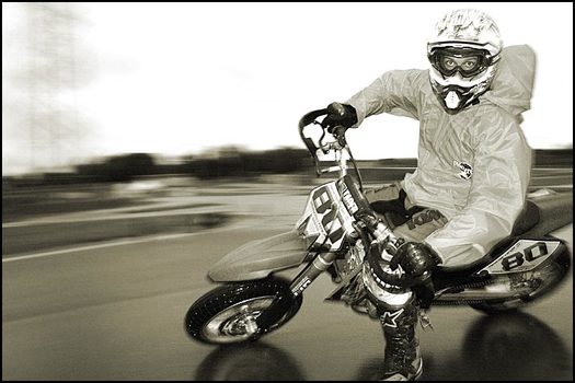 Supermoto im Regen