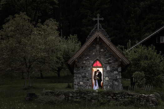 Zweisamkeit im Schutz der Kapelle