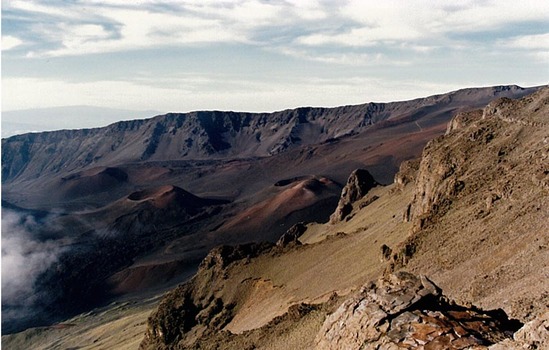 BLICK IN DIE CALDERA DES HALEAKALA AUF DER INSEL MAUI VOR CA. 50 JAHREN