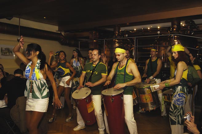 Samba tänzerinnen mit Band