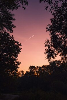 kleines Flugzeug am Abendhimmel