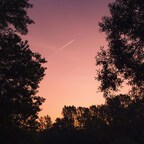 kleines Flugzeug am Abendhimmel