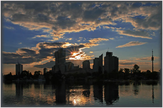 Stadt und Sonnenuntergang