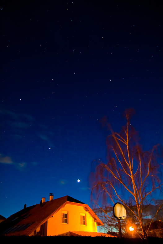 V.l.n.r.: Jupiter, Venus, Mond, Basketballkorb, Laterne.