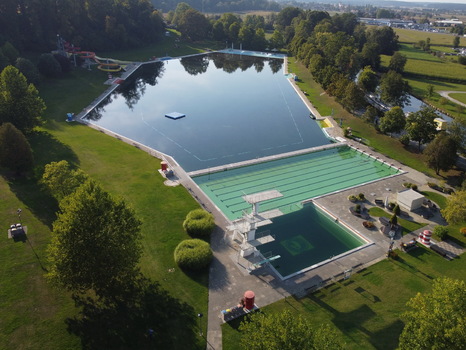 Freibad im Herbst